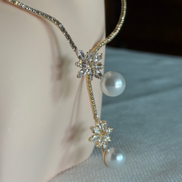 18K Gold Plated Floral White Pearl Necklace - Picture 4 of 7